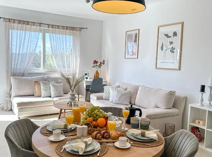 Two Bedroom Boho Chic At Apartman